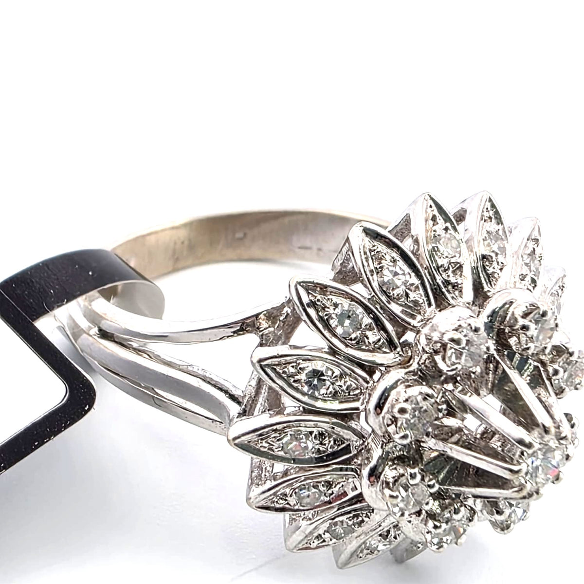Marguerite Ring in White Gold and Diamonds