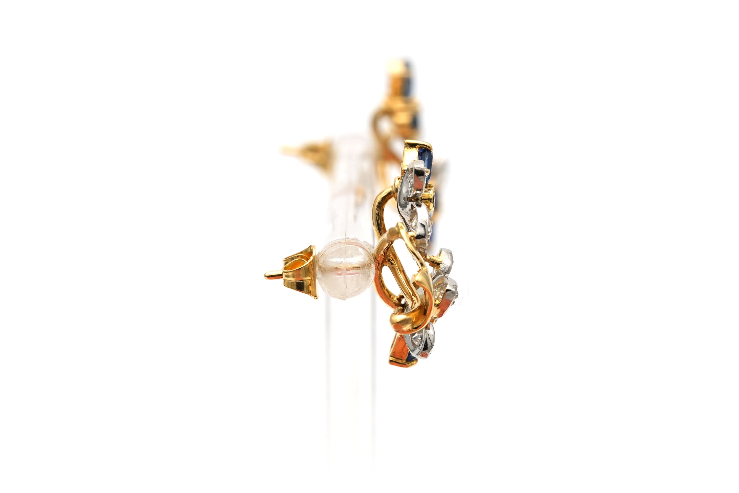 Boucles d'oreilles Puces en or jaune, rubis, saphirs et diamants