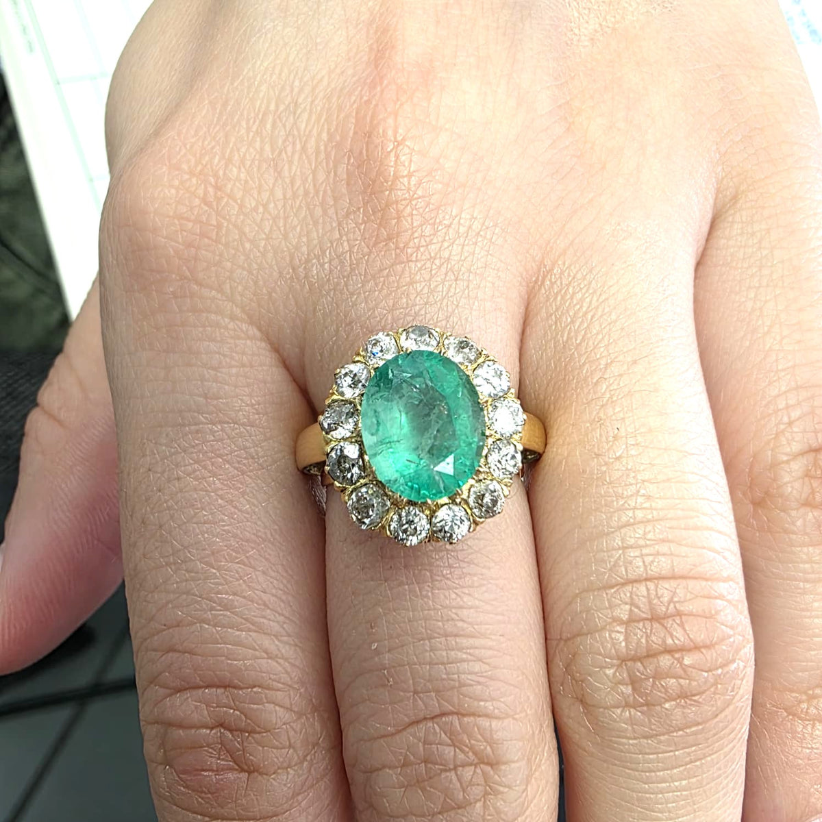 Bague Entourage en or jaune, émeraude et diamants