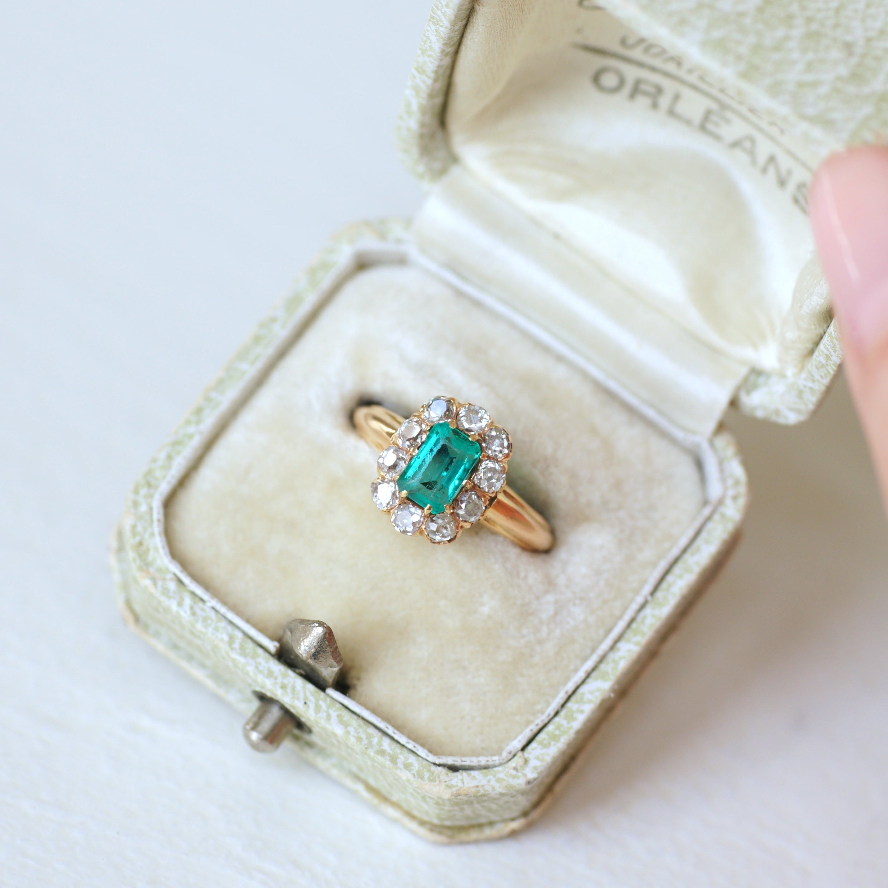 Ring Marguerite in rose gold, emerald, and diamonds