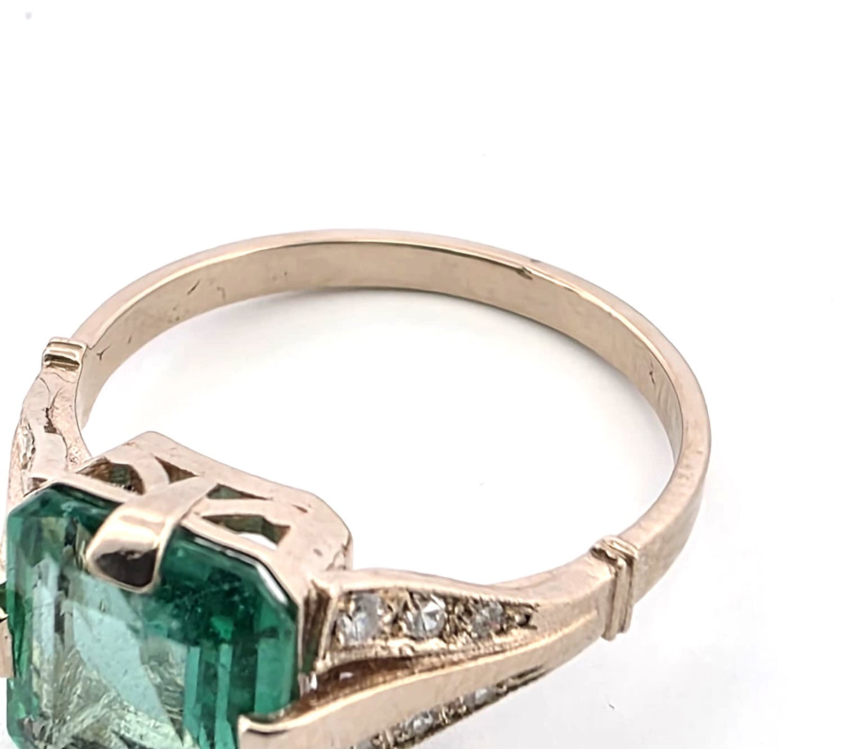 White Gold Solitaire Ring with Emerald and Diamonds