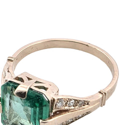 White Gold Solitaire Ring with Emerald and Diamonds
