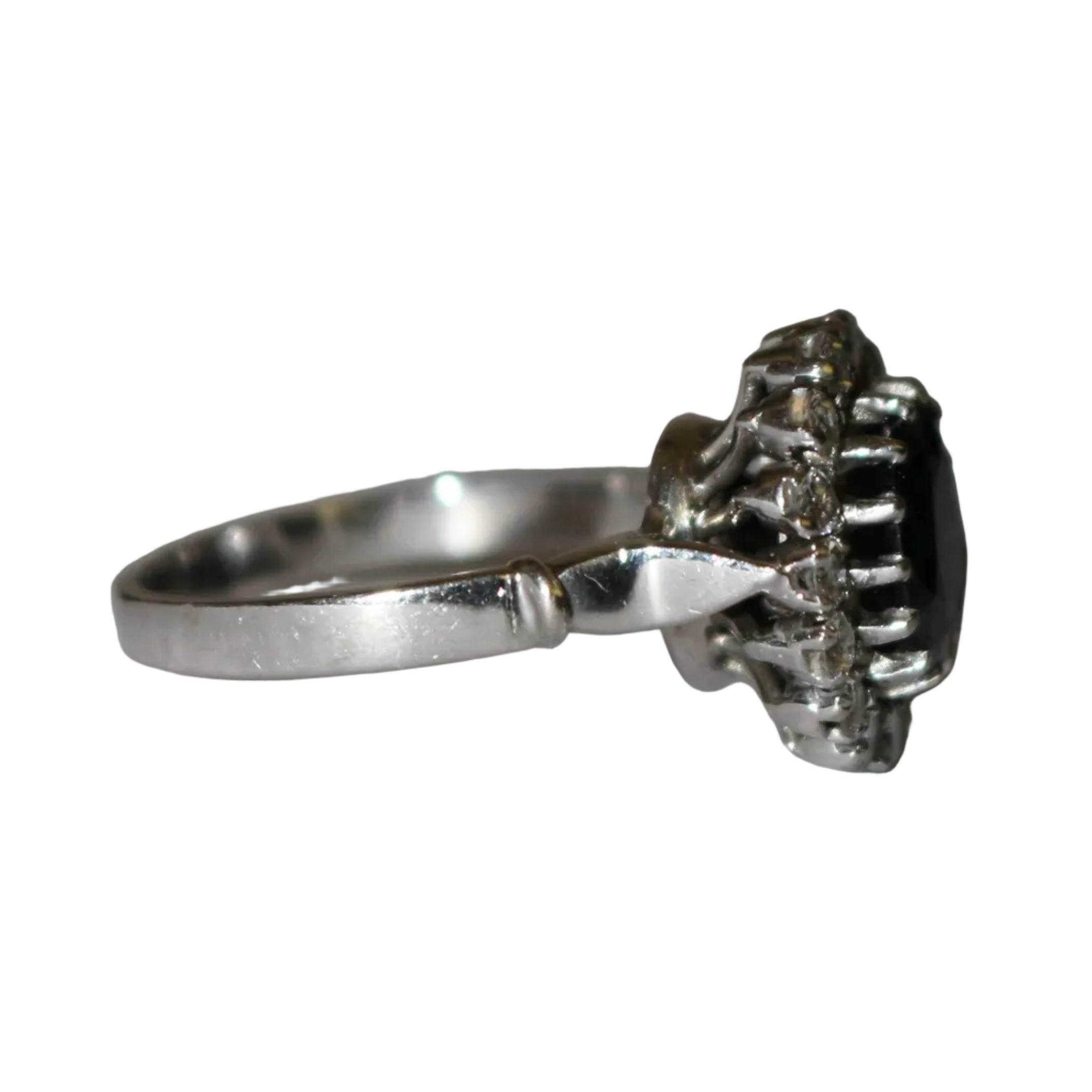 Bague Marguerite en or blanc, saphir, et diamants