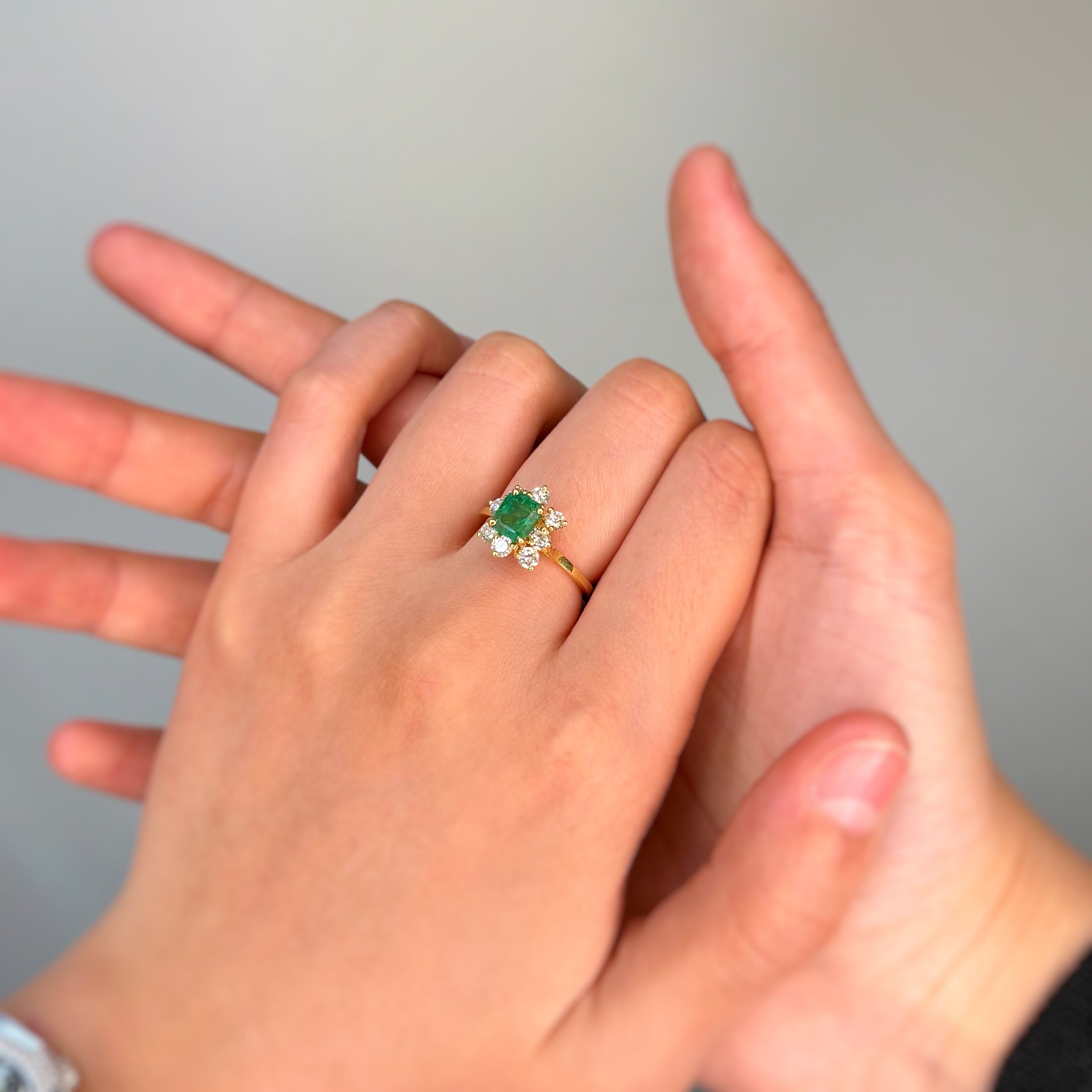 Bague Marguerite en or jaune, émeraude et diamants