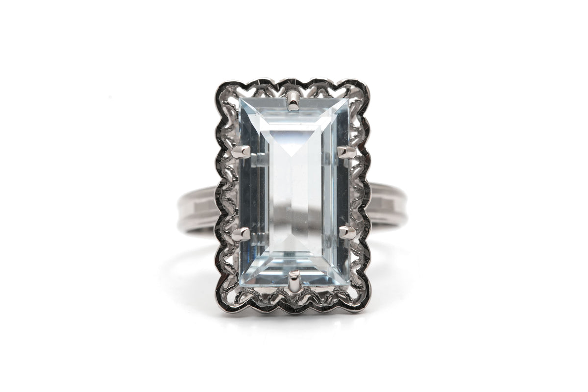 Bague Solitaire en or blanc et aigue-marine