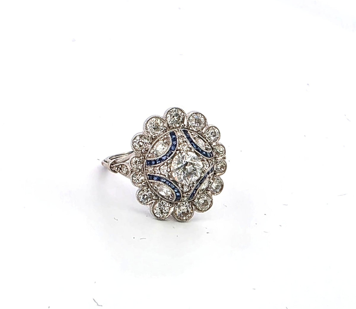 Bague Entourage en platine, saphirs et diamants