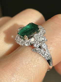 Ring in white gold, yellow gold, emerald and diamonds.
