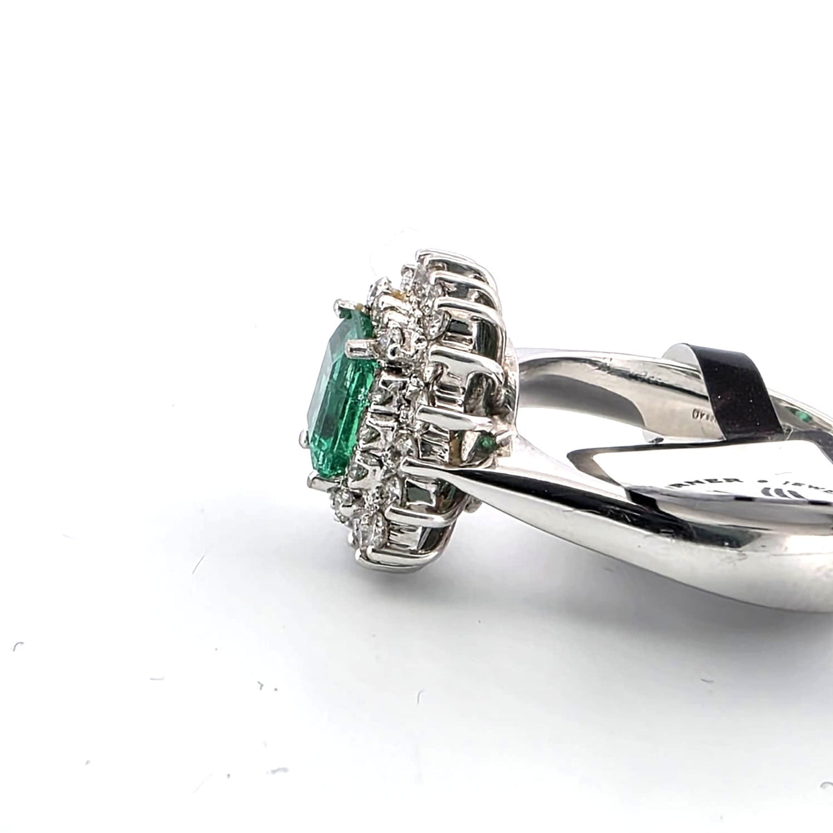 Bague Entourage en or blanc, émeraude et diamants