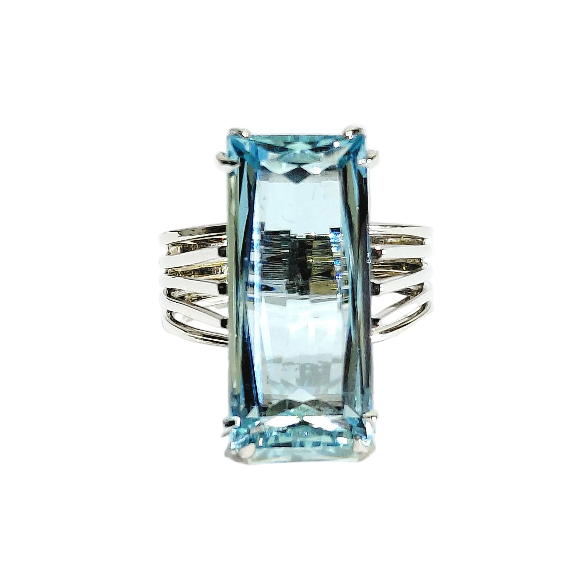 White Gold and Aquamarine Solitaire Ring