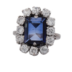 Entourage Ring in white gold, sapphire, and diamonds