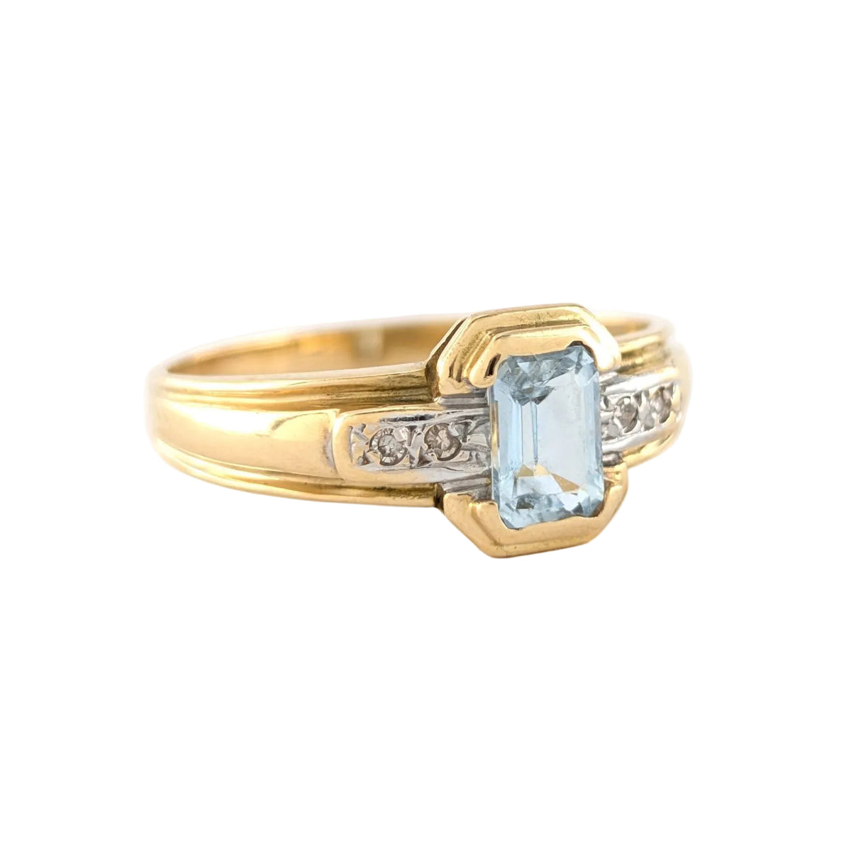 Yellow gold ring with aquamarine and diamonds