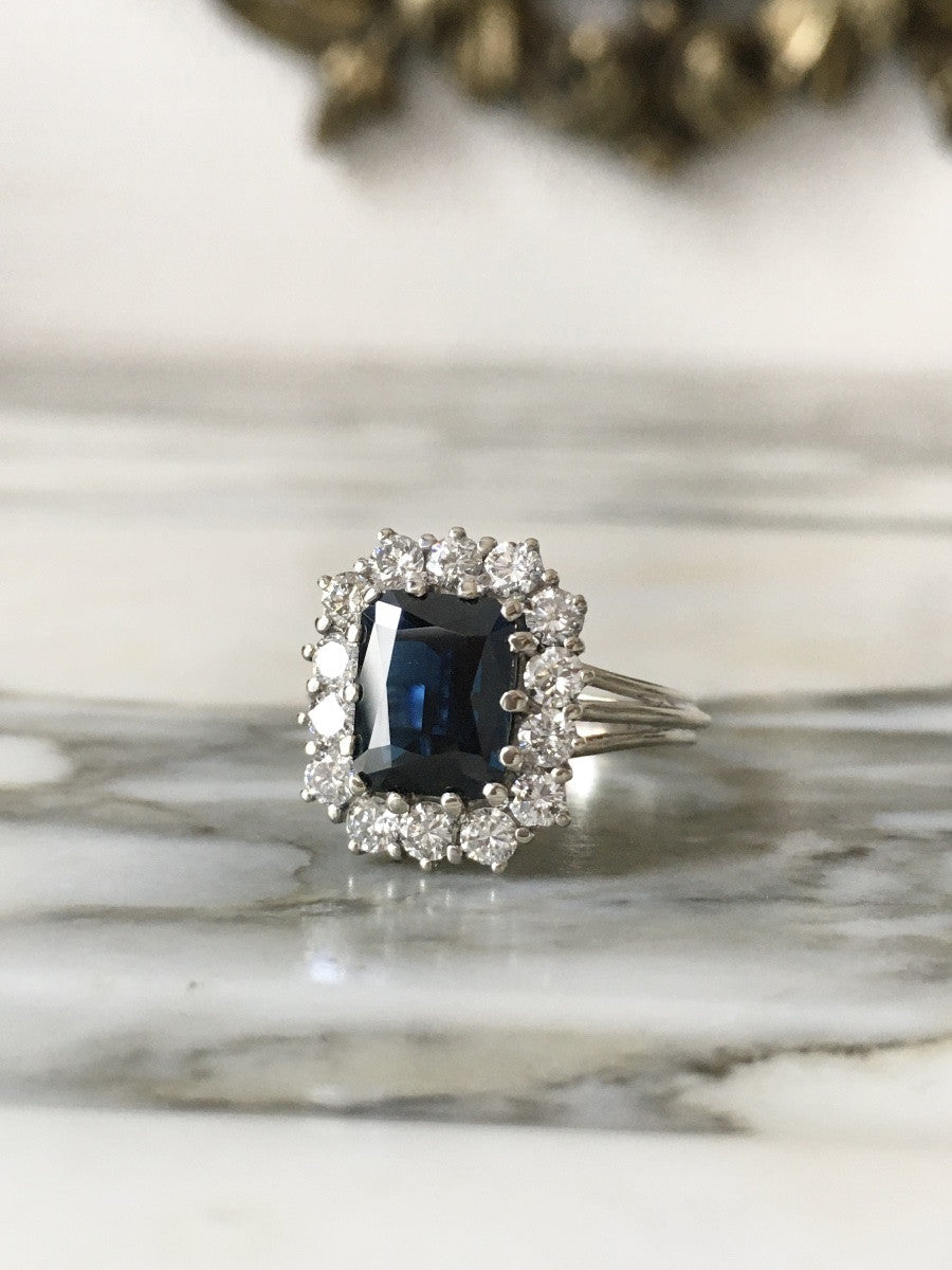 Entourage Ring in white gold, Sapphire, and Diamonds