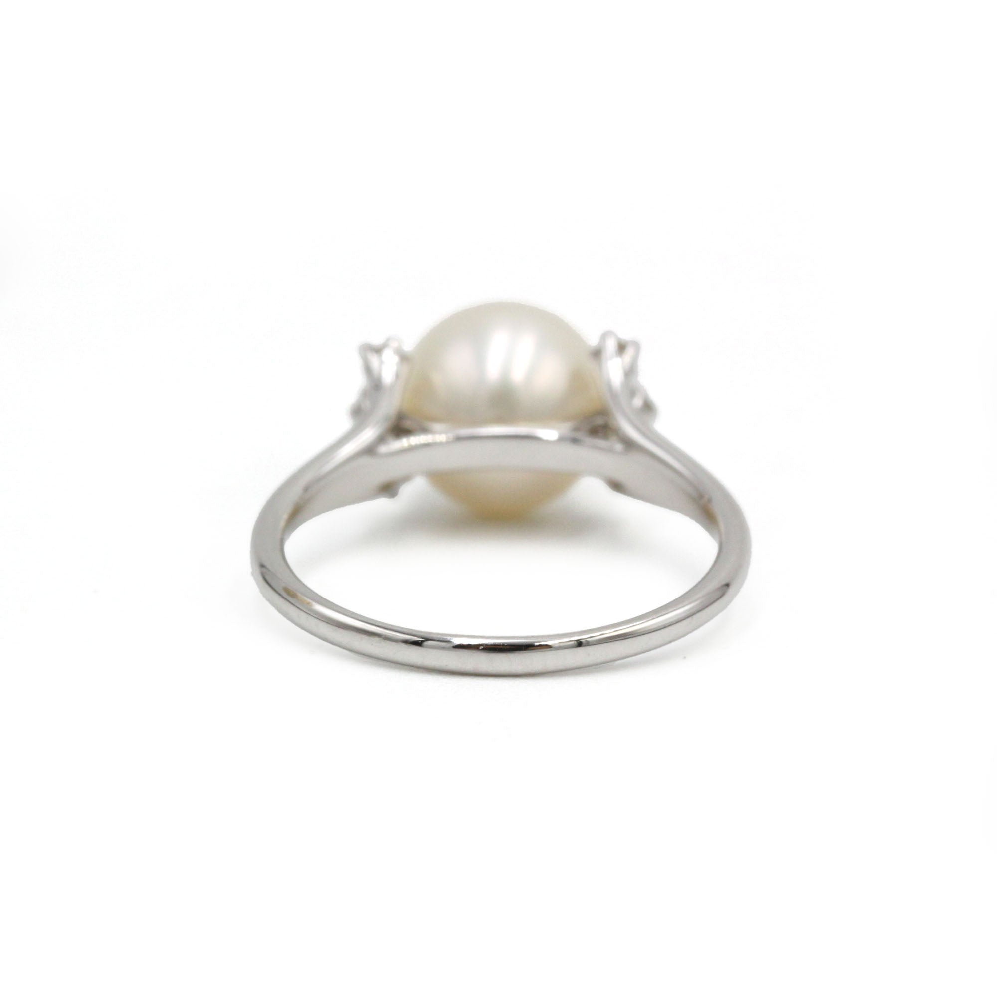 White gold ring with diamonds and a pearl