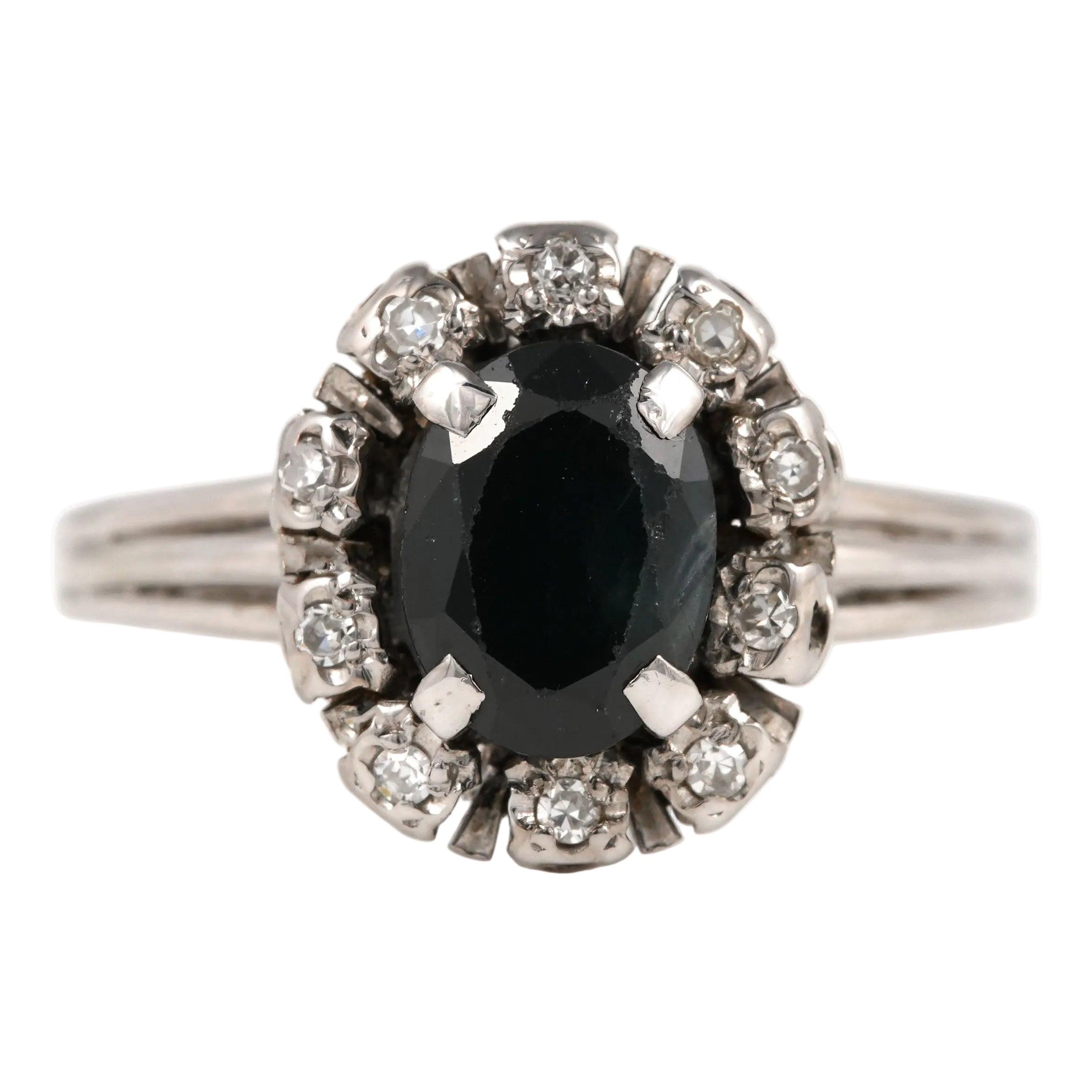 Bague Entourage en or blanc, saphir et diamants