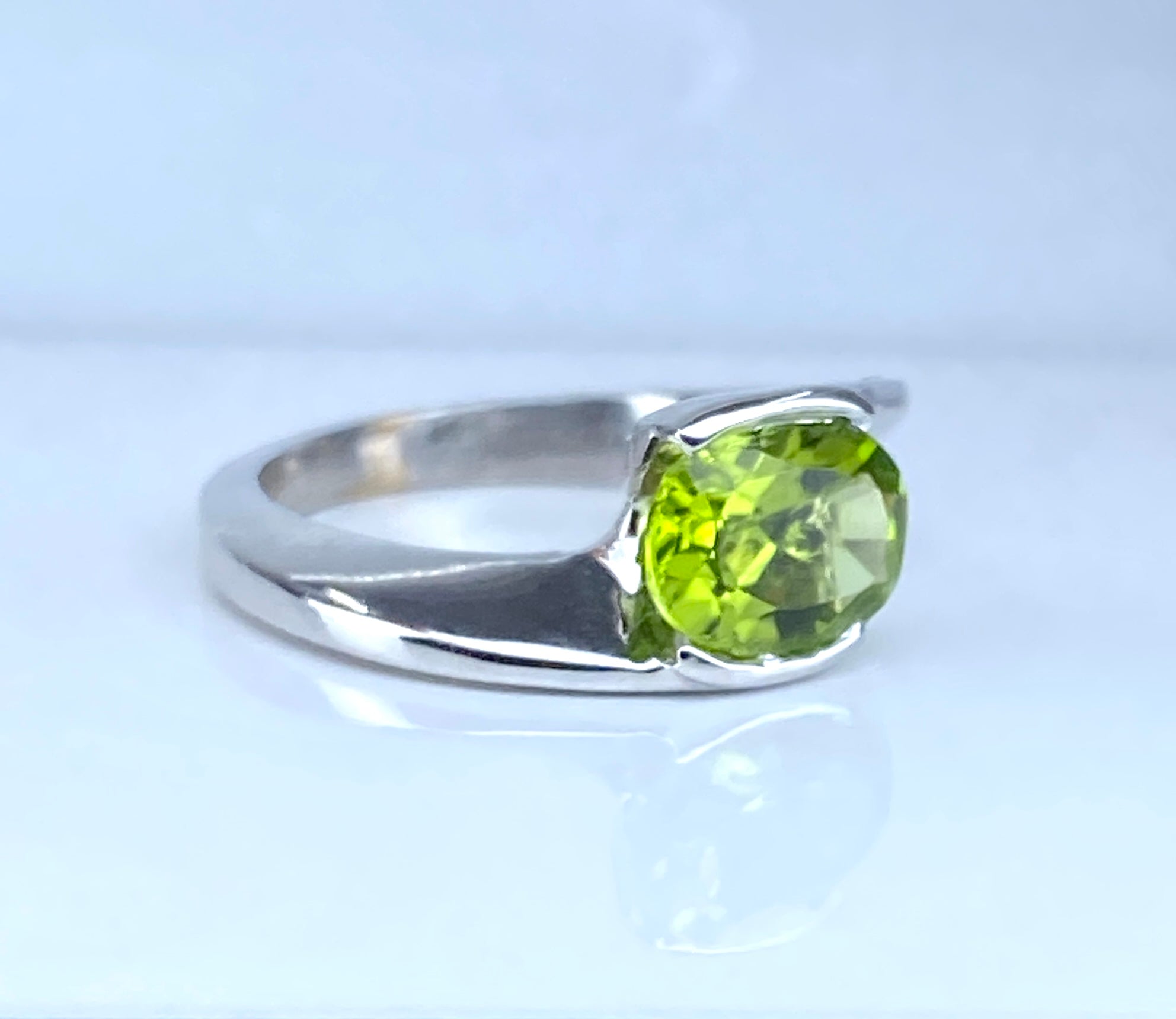 Ring in white gold and peridot