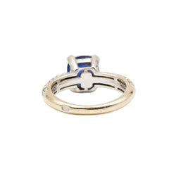 Ring in white gold, sapphire and diamonds.
