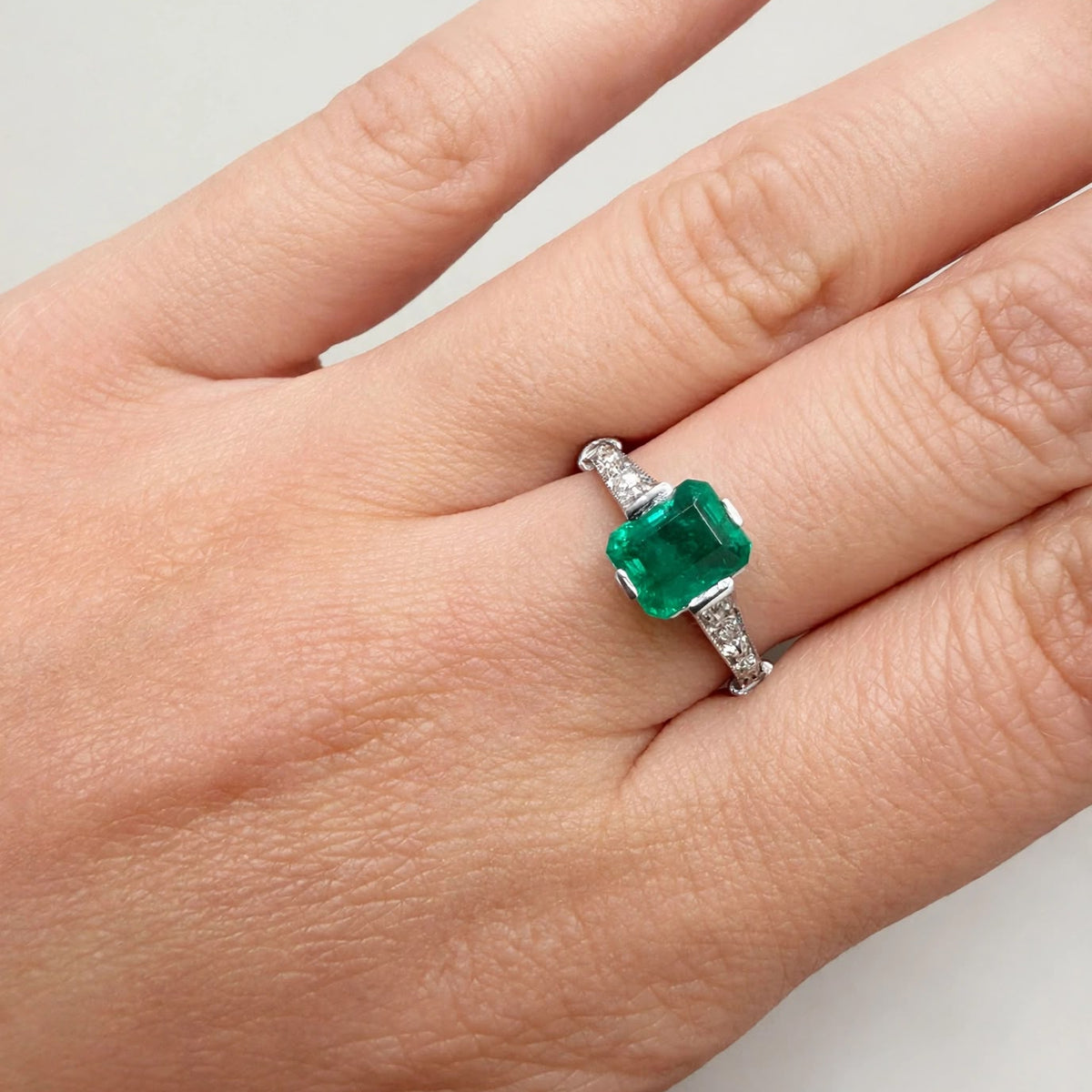 White Gold Solitaire Ring with Emerald and Diamonds