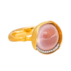 Ole Lynggaard Lotus Ring in Yellow gold with Rose Quartz