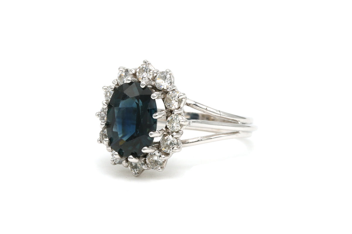 Bague Entourage en or blanc, saphirs et diamants