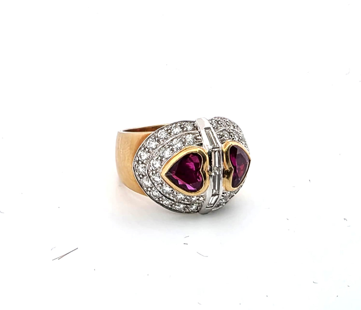 Bague Pavée en or jaune, rubis et diamants
