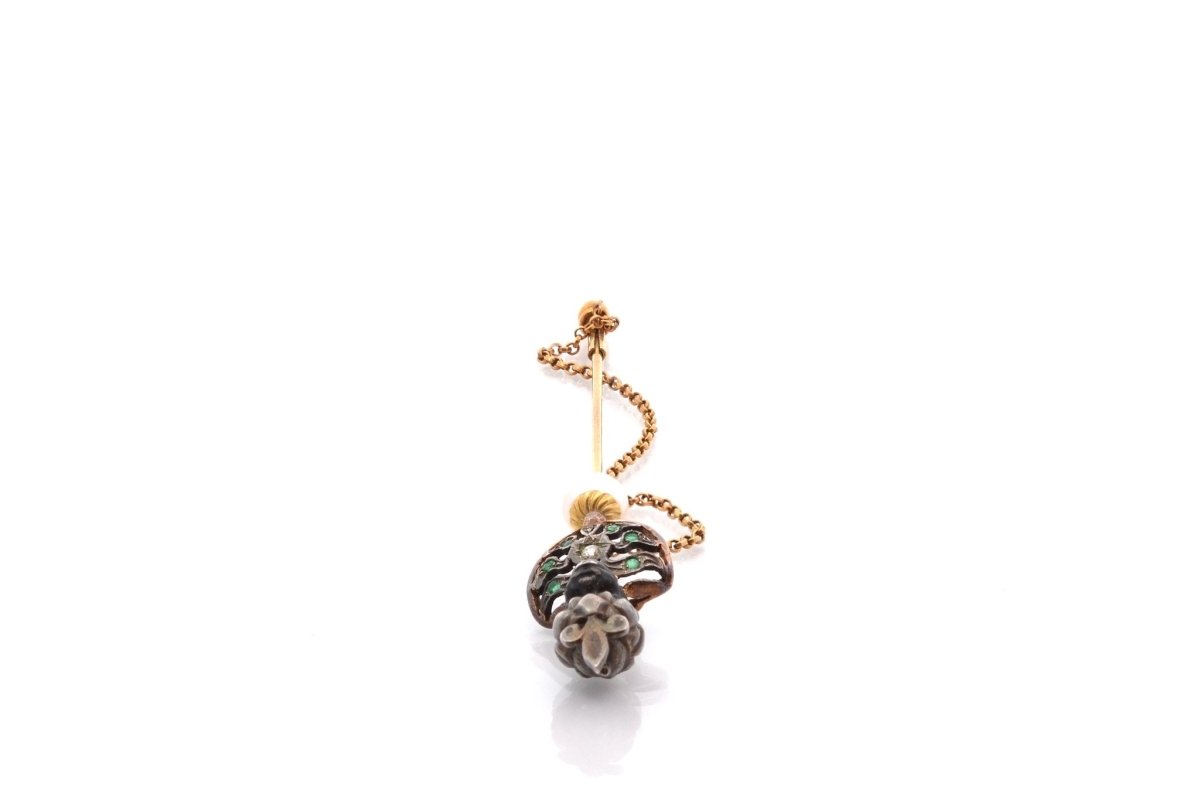 Épingle ancienne en or jaune et argent avec perle fine, diamant et émeraudes - Castafiore