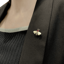 Épingle CARTIER en or jaune, émail et rubis - Castafiore