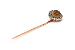 Epingle en or jaune, argent, agate et diamants - Castafiore
