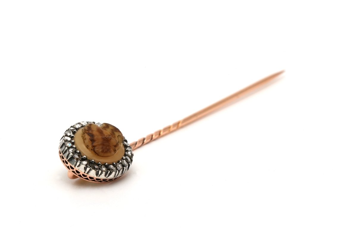 Epingle en or jaune, argent, agate et diamants - Castafiore