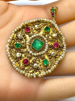 Pendentif en or jaune 18 carats, émeraude et perles