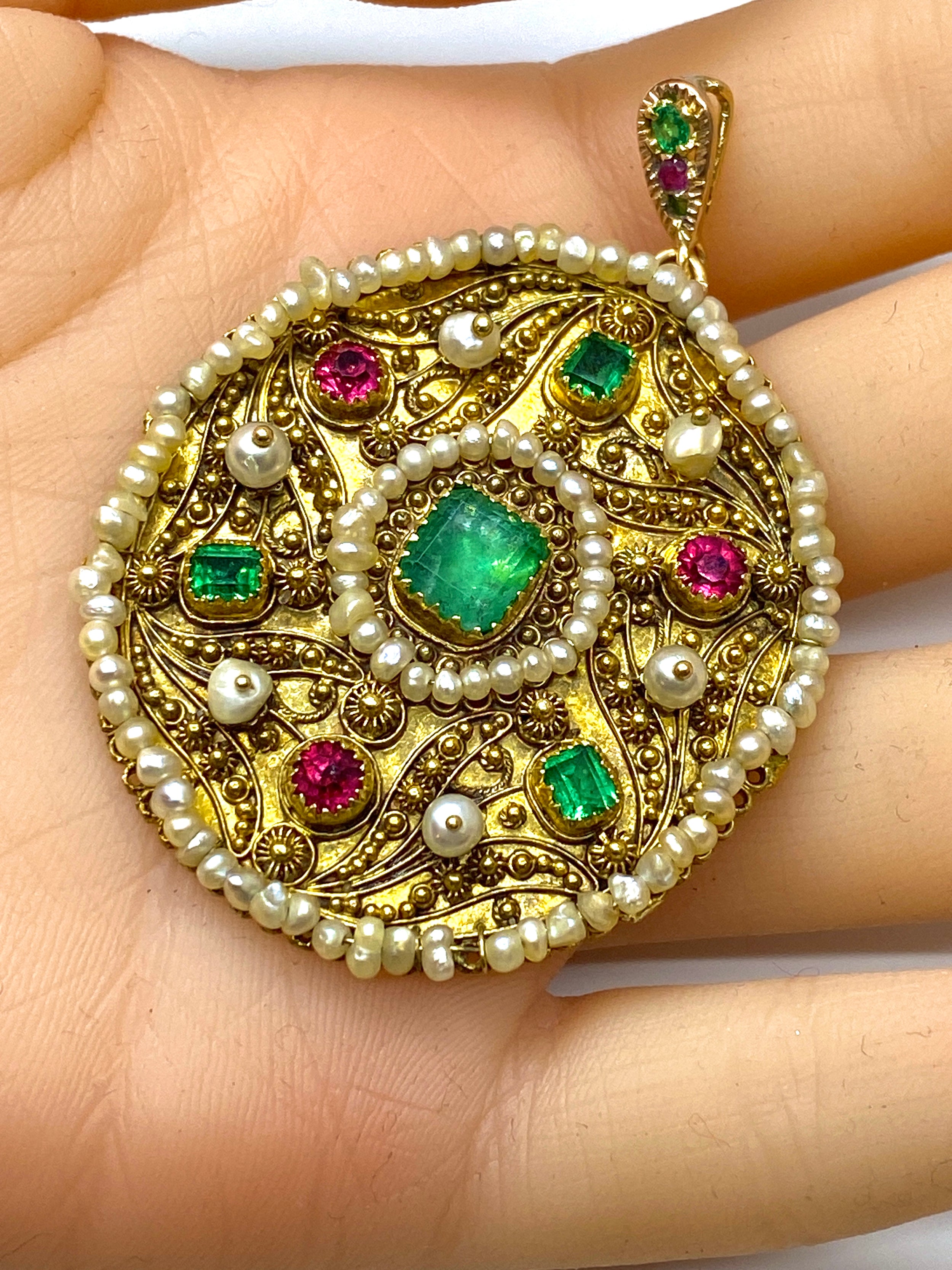 Pendentif en or jaune 18 carats, émeraude et perles