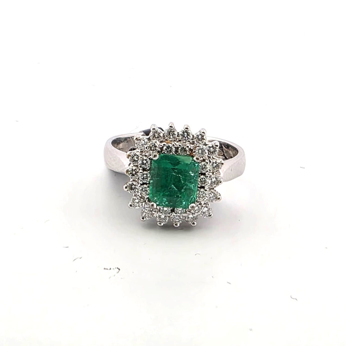 Bague Entourage en or blanc, émeraude et diamants