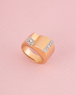 18-carat yellow gold tank ring with diamonds