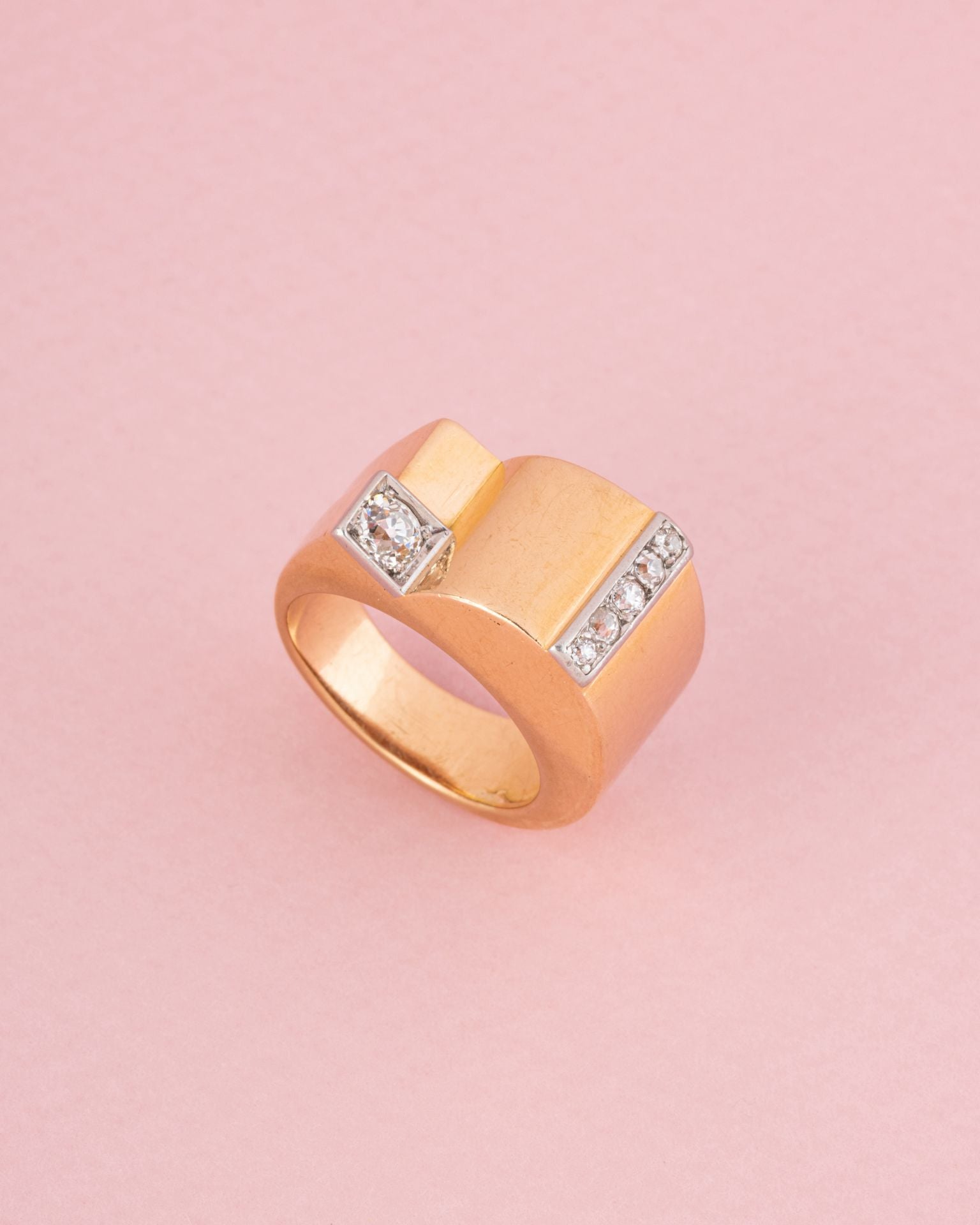 18-carat yellow gold tank ring with diamonds
