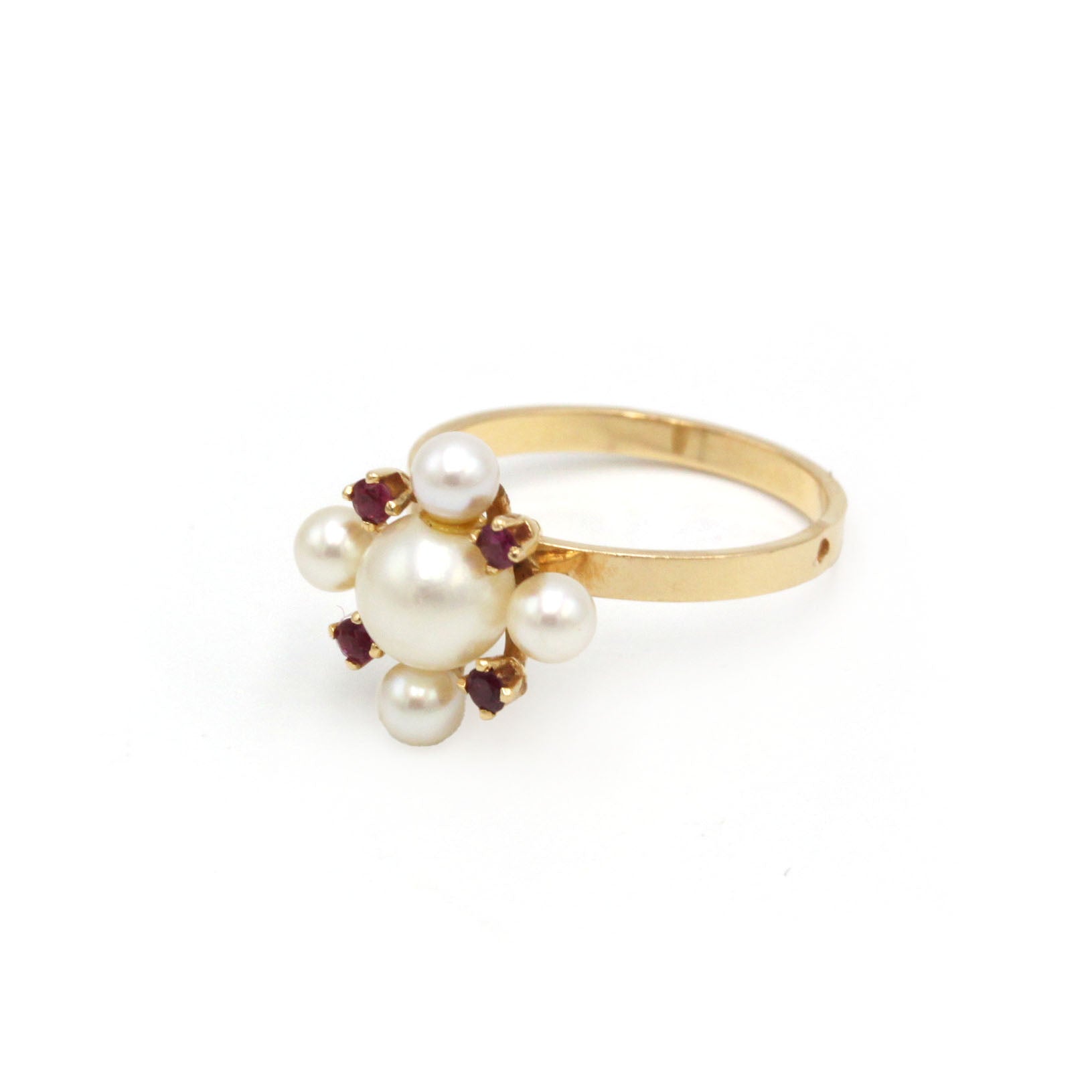 Yellow gold ring with rubies and pearls