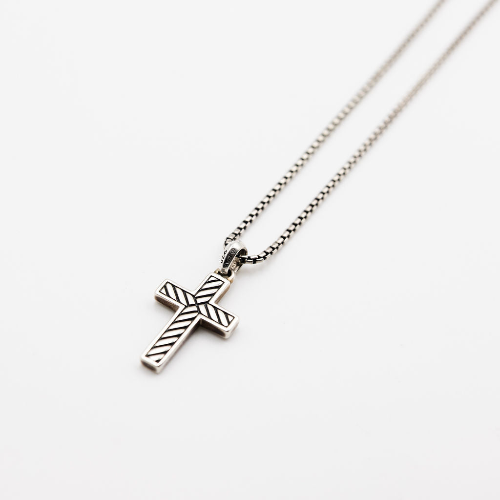 Collier Pendentif Croix DAVID YURMAN en argent et diamants noirs