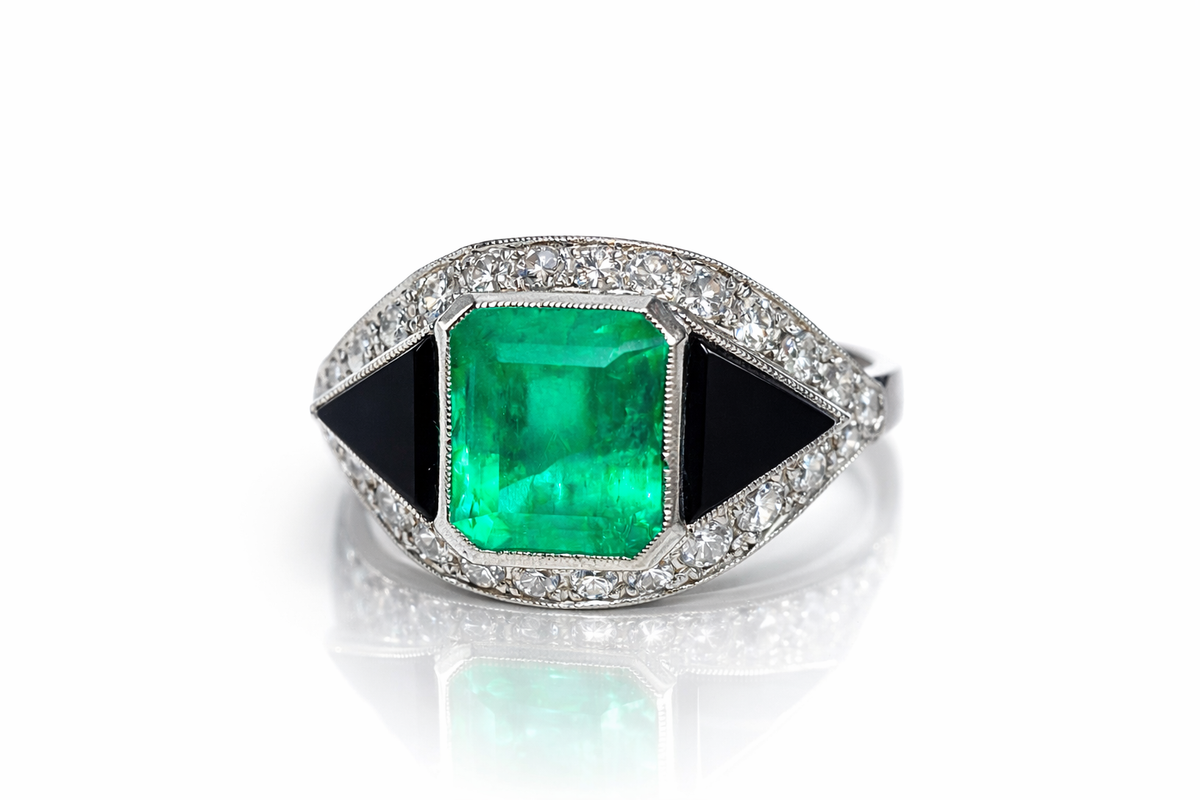 Bague Cocktail en platine, onyx, émeraude et diamants