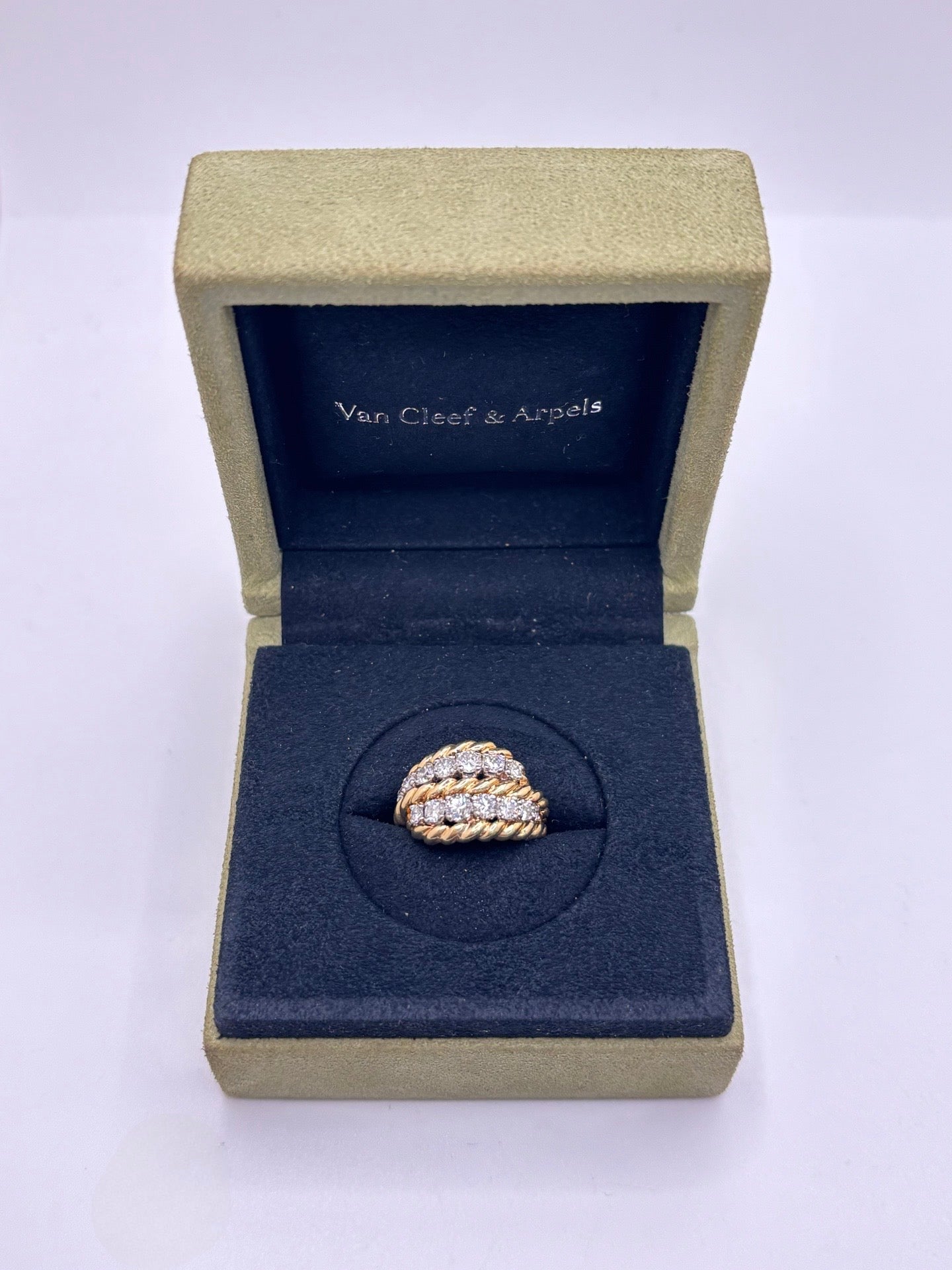 VAN CLEEF & ARELS Cocktail Ring in yellow gold and diamonds