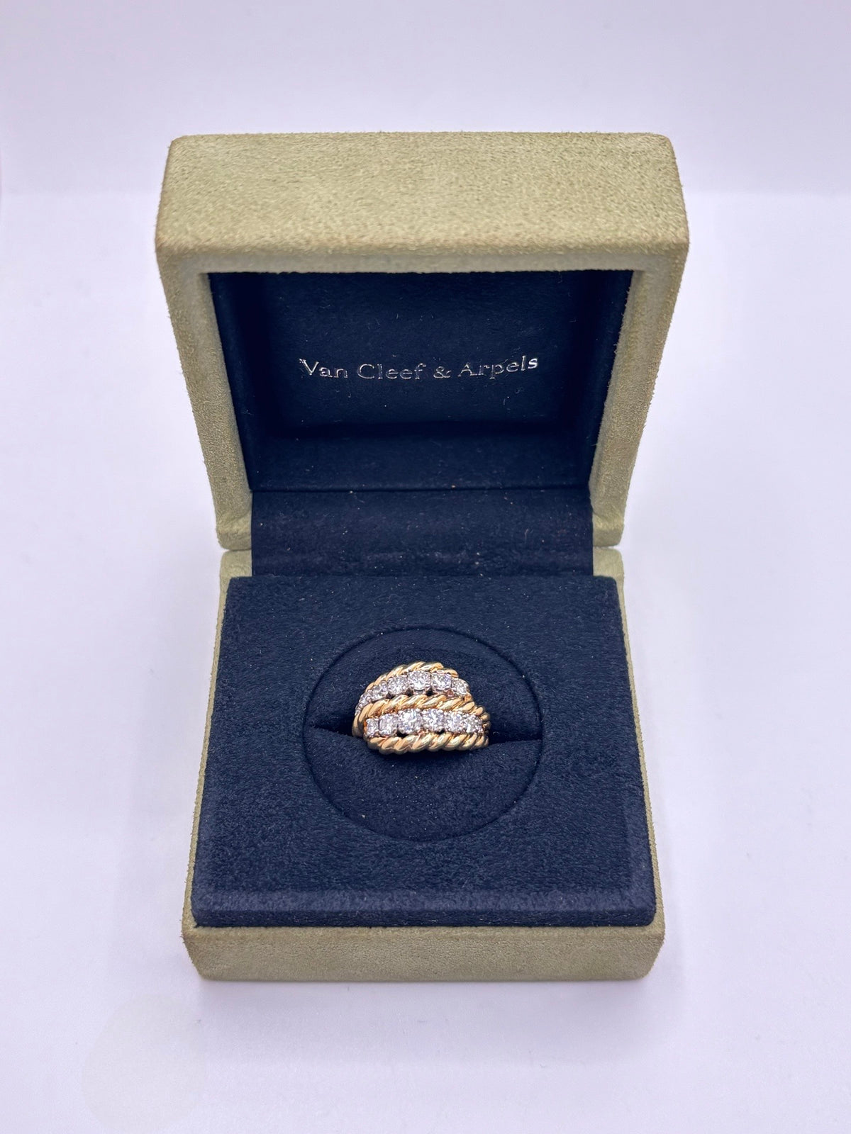VAN CLEEF & ARELS Cocktail Ring in yellow gold and diamonds