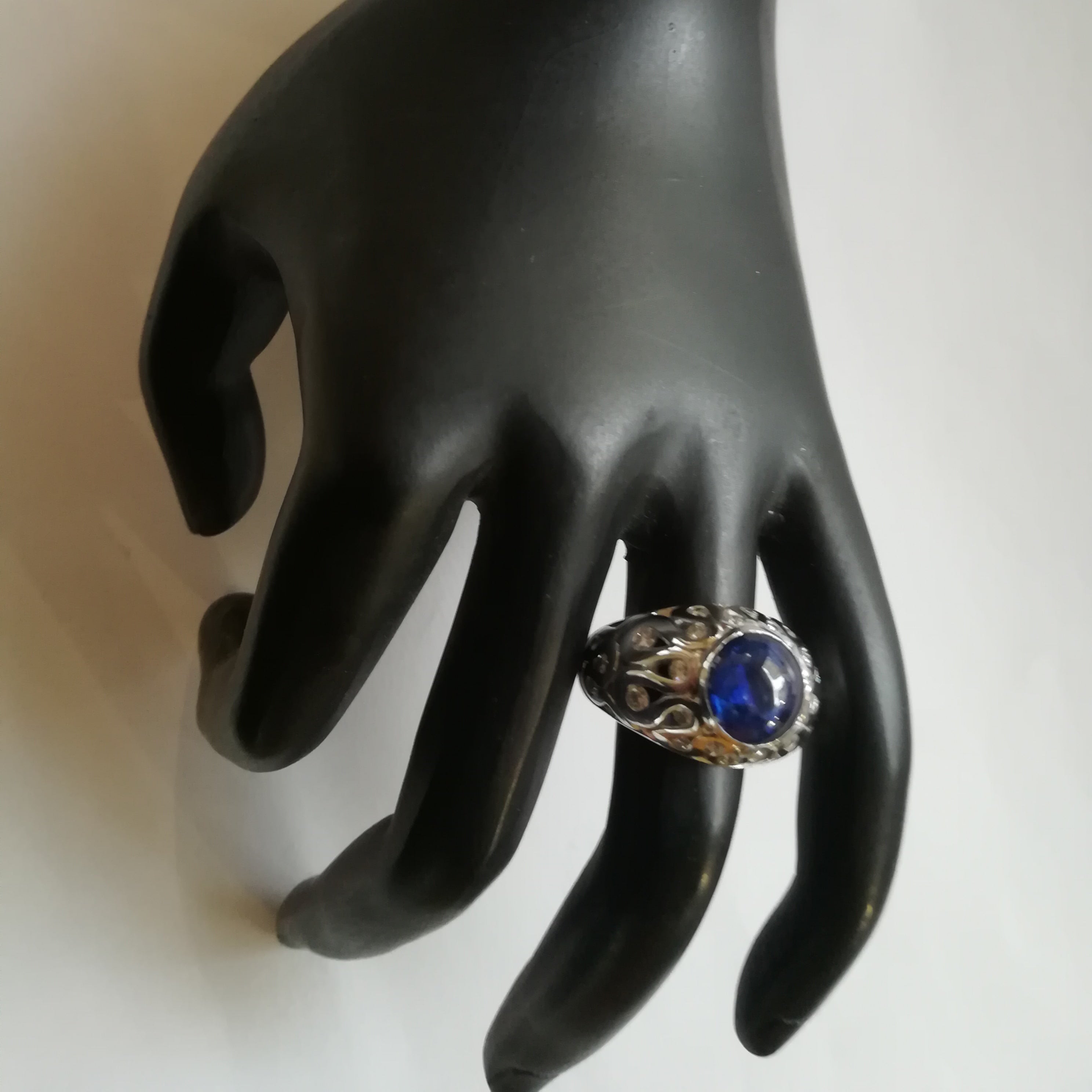 Ring Dome in white gold, sapphire, and diamonds