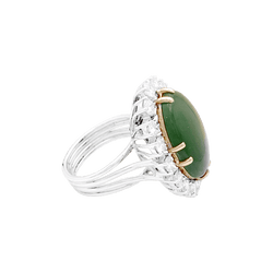 Bague or blanc, jade néphrite et diamants.