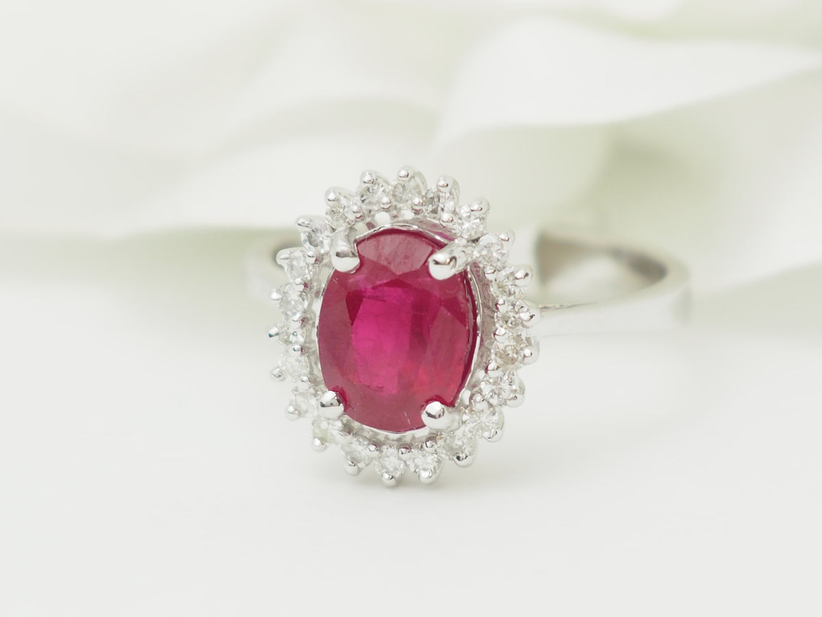 Bague Entourage en or blanc, rubis et diamants