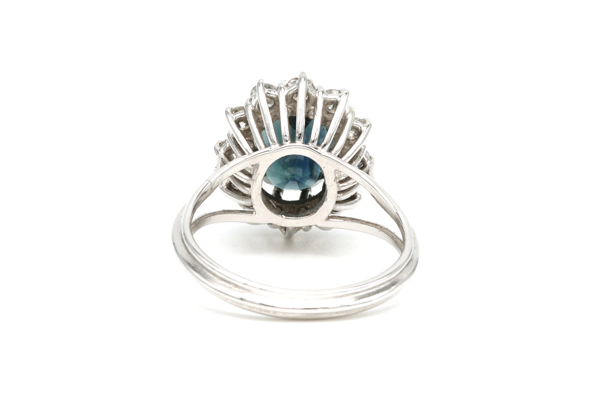 Bague Entourage en or blanc, saphirs et diamants