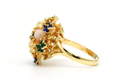 Bague Cocktail en or jaune, émail et corail
