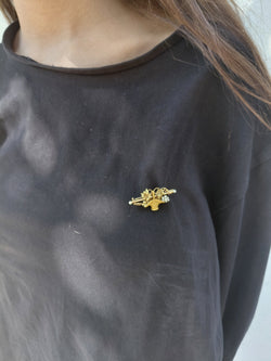 Brooch made of yellow gold, rose gold, and pearls