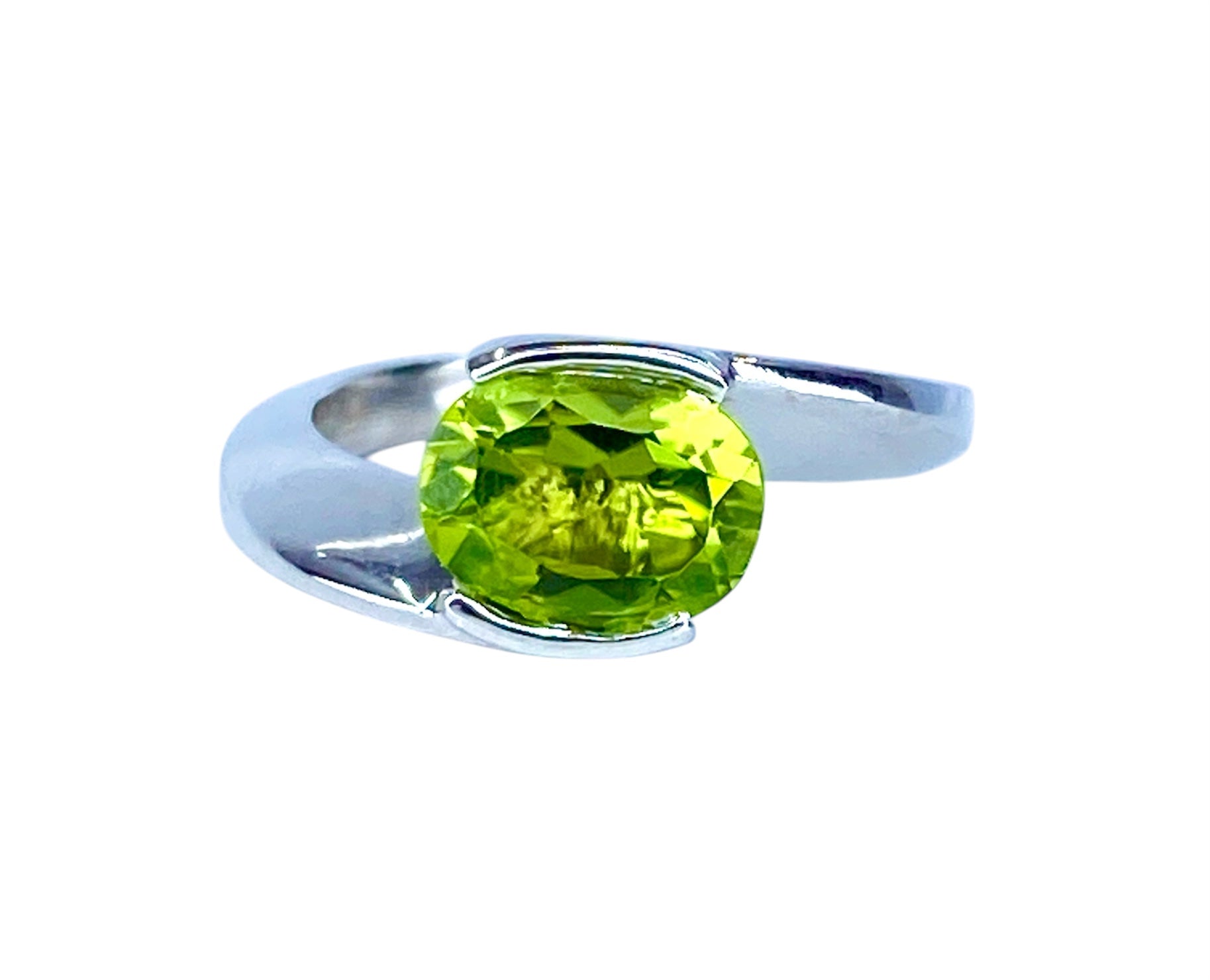 Ring in white gold and peridot