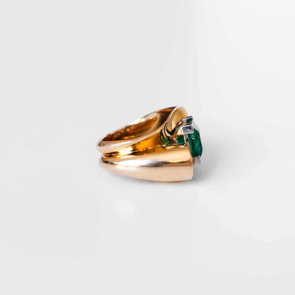 Ring in yellow gold and emerald
