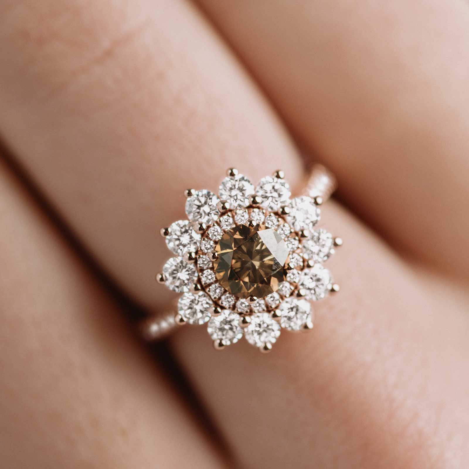 Bague Entourage GEMMYO Lefkos en or rose et diamants