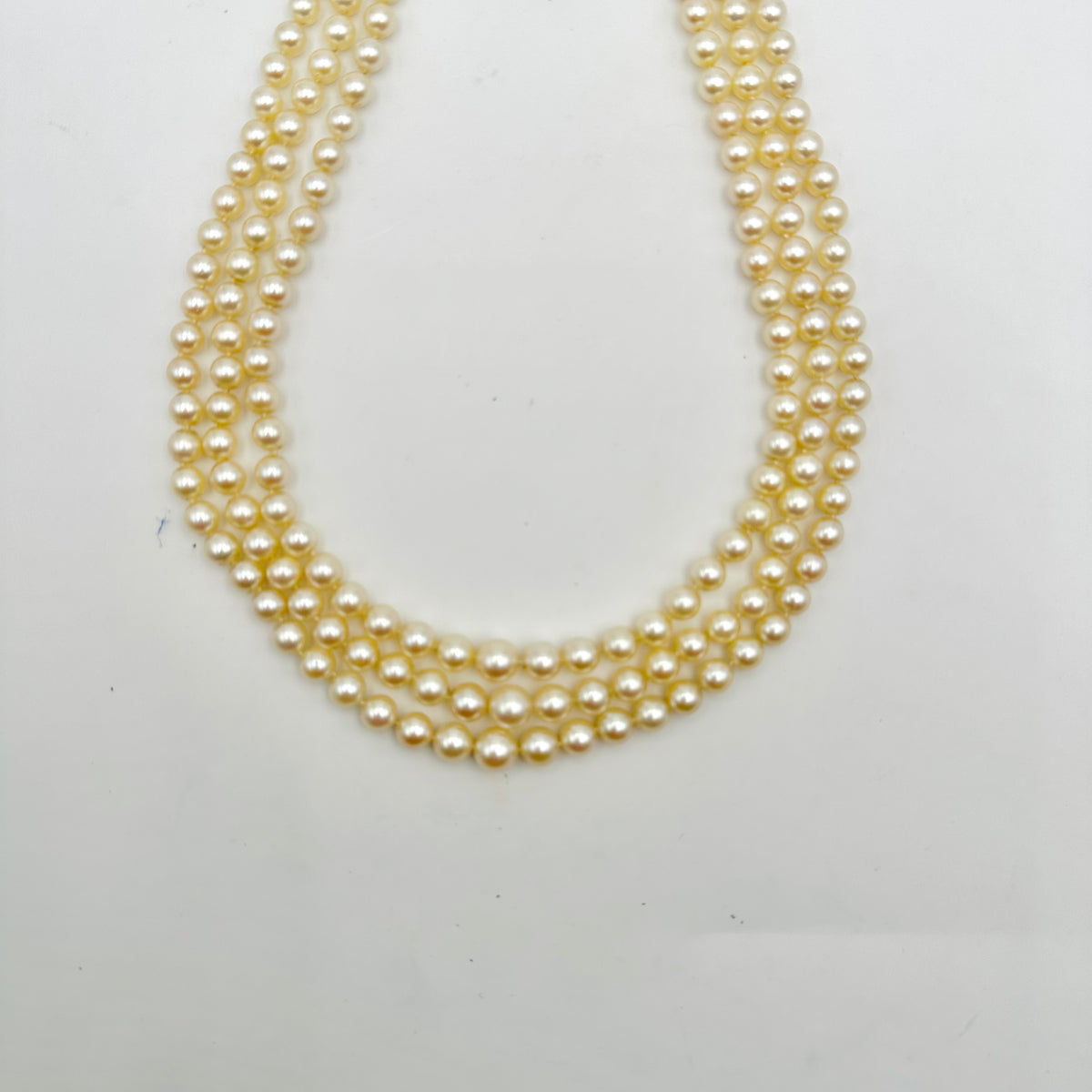 Collier de Perles trois rangs en perle de culture, or blanc et diamants