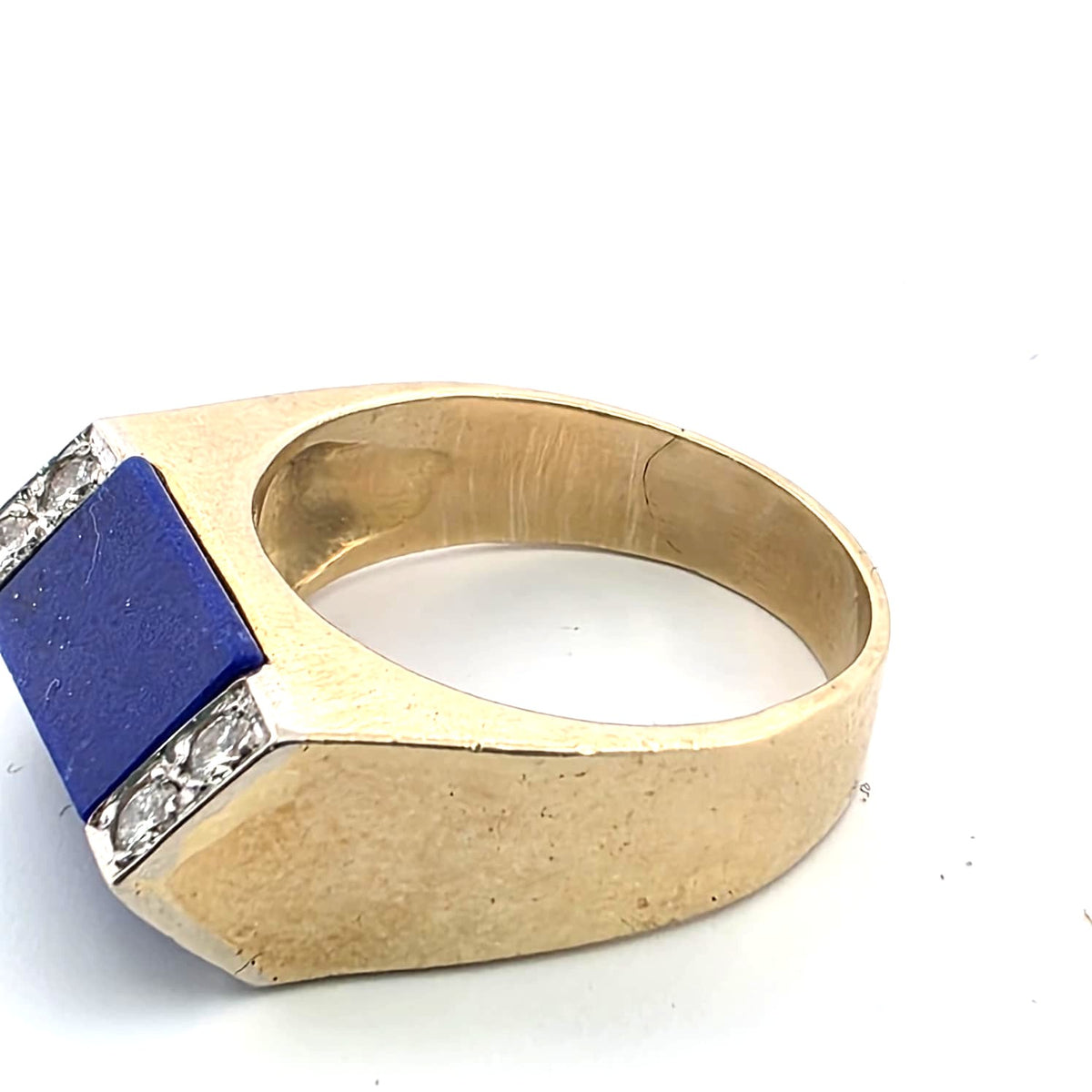 Bague Chevalière en or jaune, lapis-lazuli et diamants