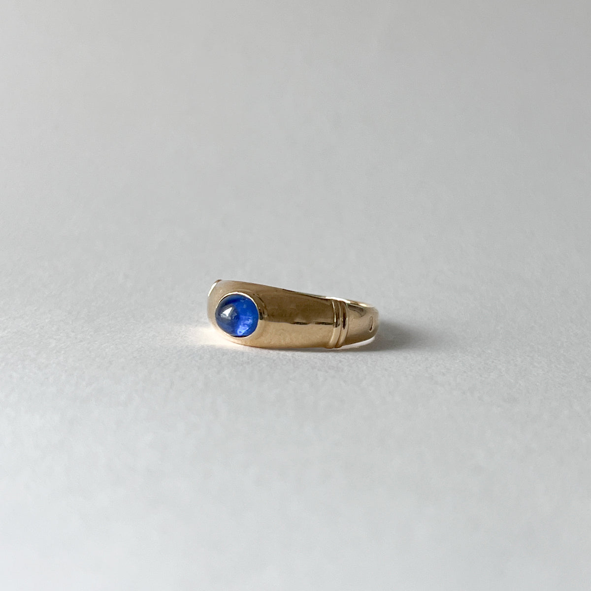 Bague Jonc en or jaune et saphir
